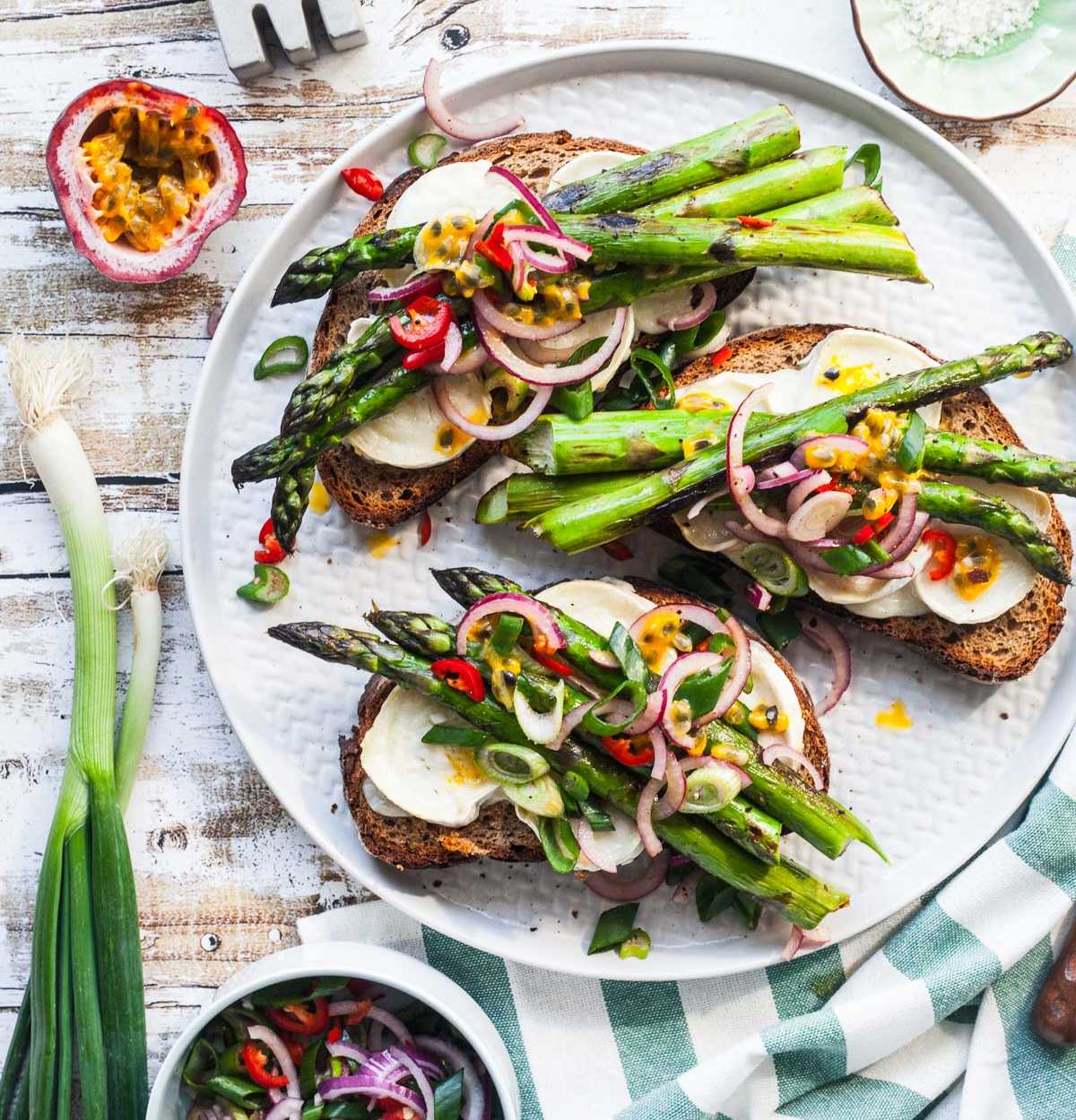Lauwarme Stulle mit Ziegenkäse, gebratenem Spargel und Chili-Maracuja-Zwiebelchen | GourmetGuerilla.de