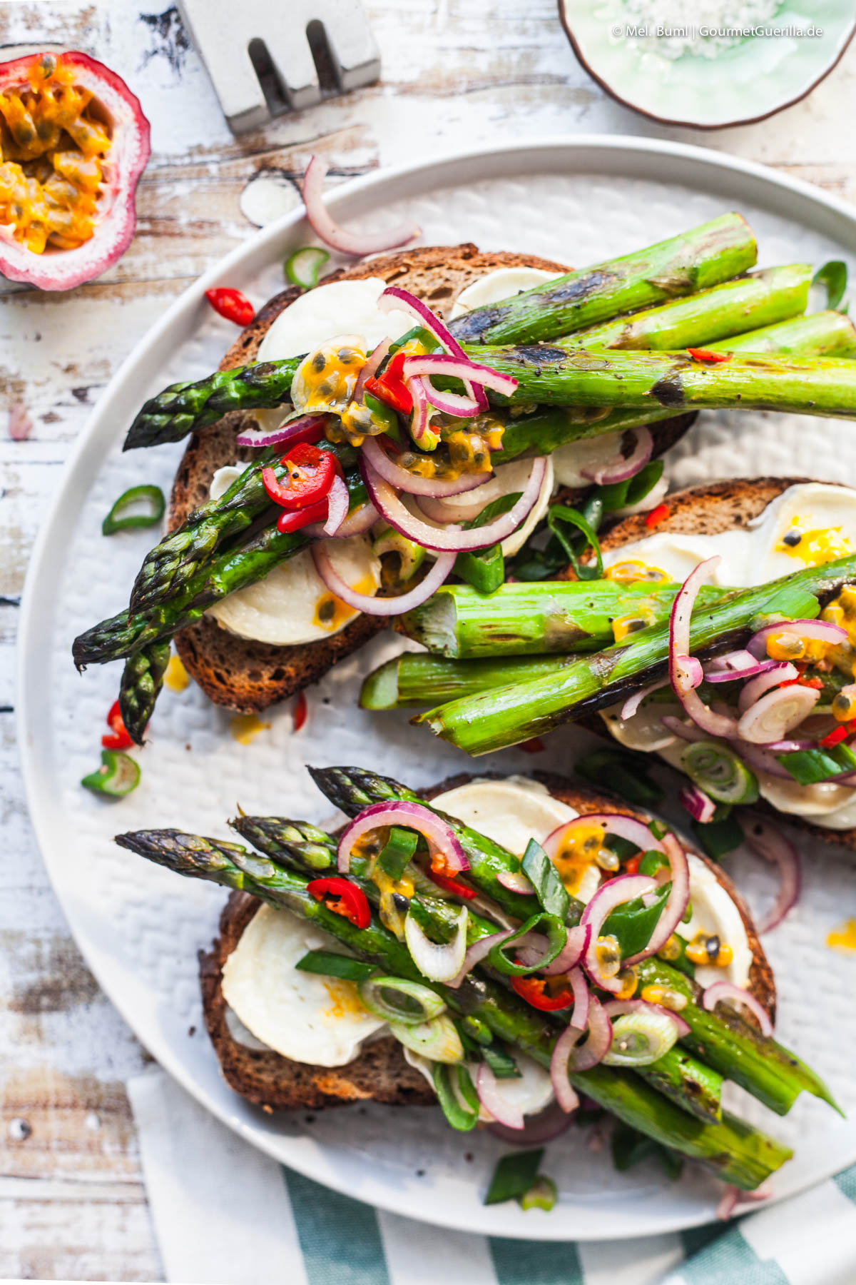 Lauwarme Stulle mit Ziegenkäse, gebratenem Spargel und Chili-Maracuja-Zwiebelchen | GourmetGuerilla.de