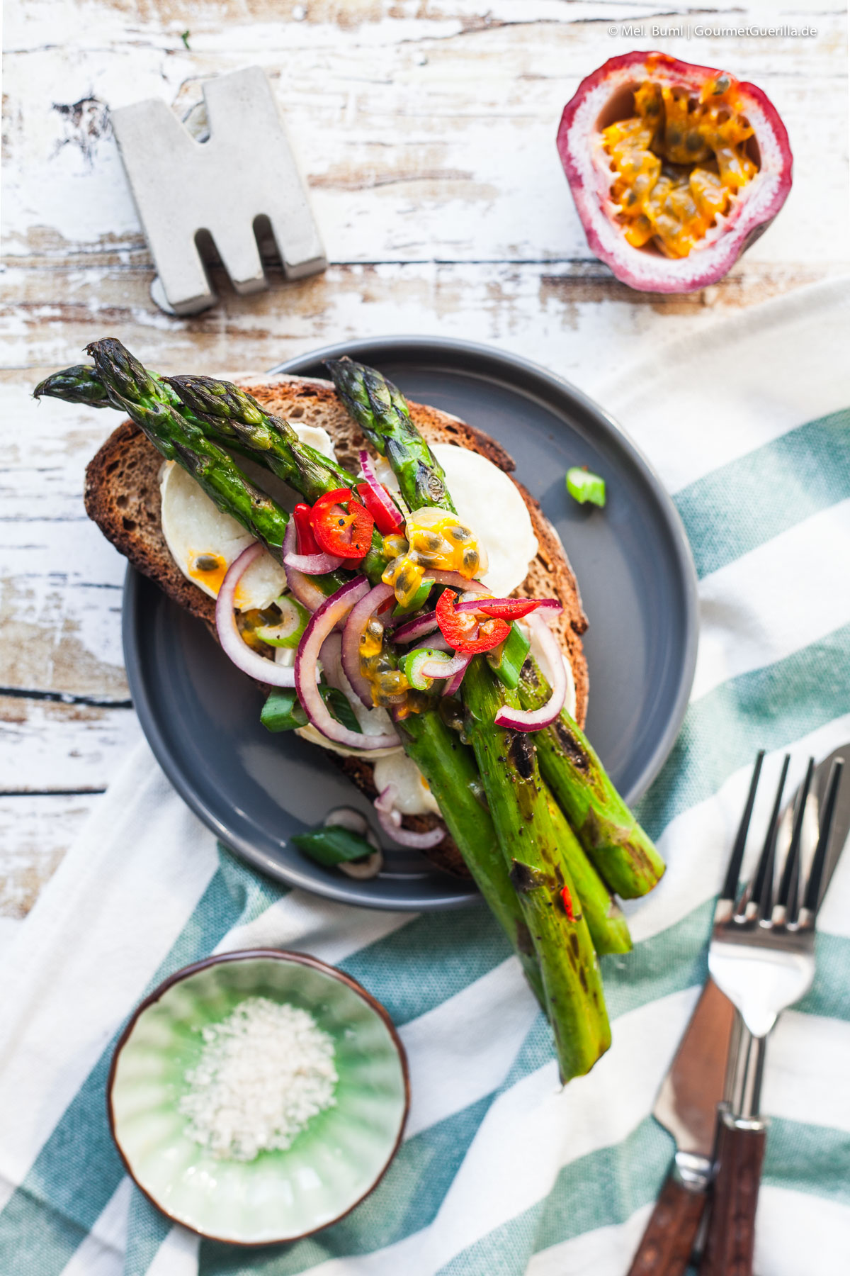 Lauwarme Stulle mit Ziegenkäse, gebratenem Spargel und Chili-Maracuja-Zwiebelchen | GourmetGuerilla.de