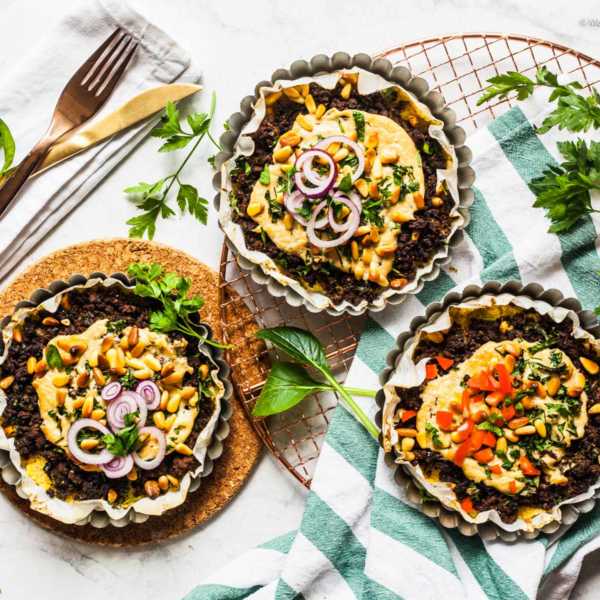 Open Kibbeh Tarte - die orientalischen Vorspeisen-Bällchen als easy-peasy Auflauf mit Hack, Bulgur und Tahini | GourmetGuerilla.de