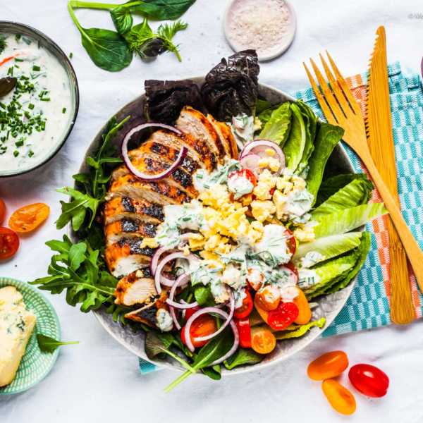 Schelles BBQ-Hühnchen auf Salat mit hausgemachtem Low-Fat Ranch-Dressing | GourmetGuerilla.de