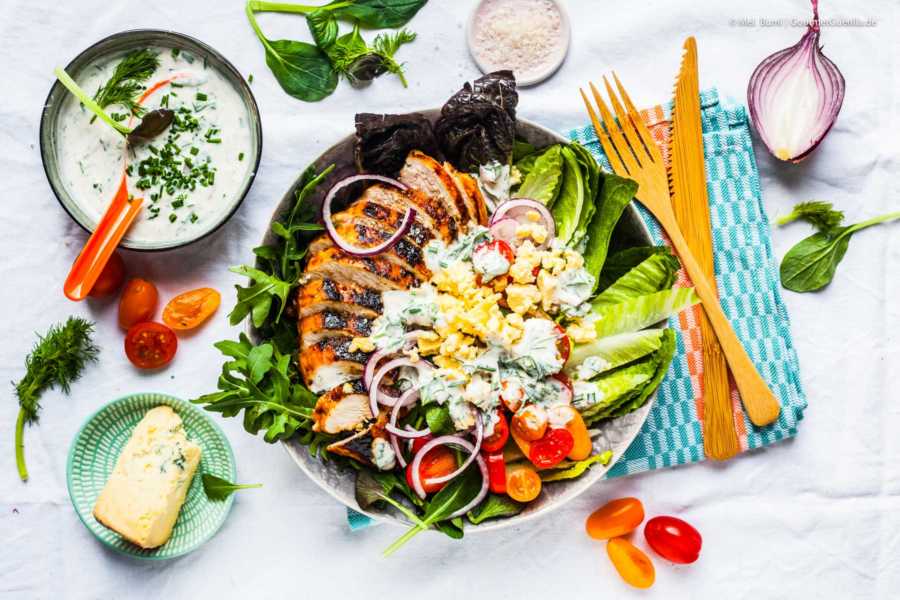 Schelles BBQ-Hühnchen auf Salat mit hausgemachtem Low-Fat Ranch-Dressing | GourmetGuerilla.de