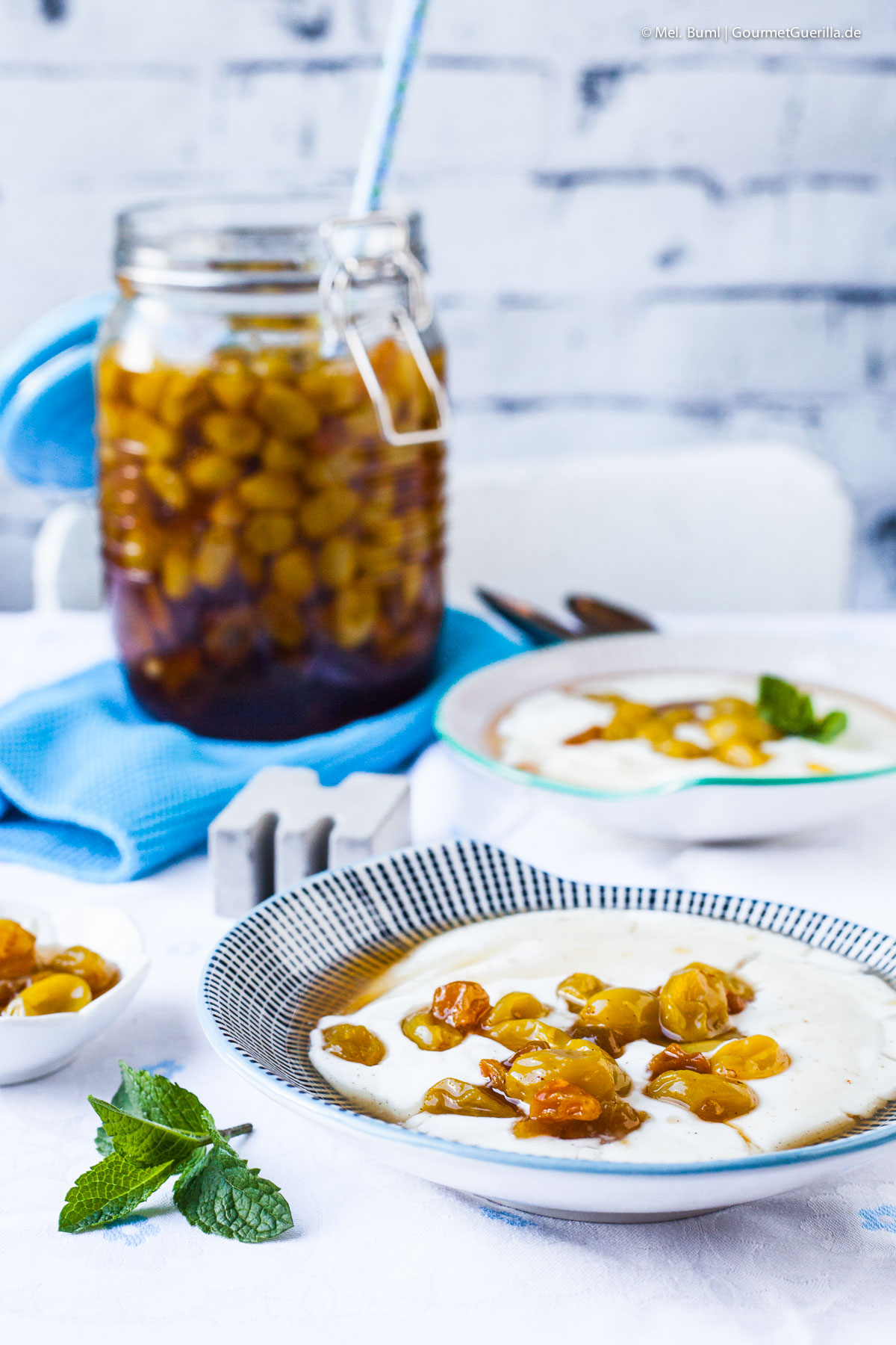 Griechisches Traubenkompott auf cremigem Joghurt - ein Löffel Süßes | GourmetGuerilla.de