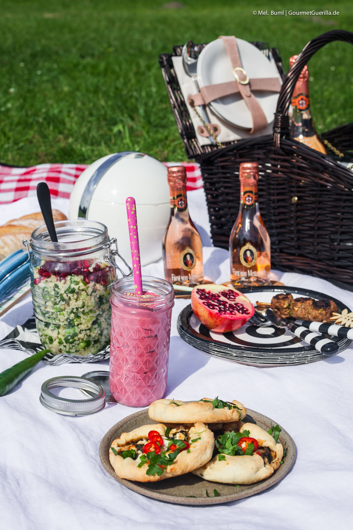Mini-Galettes mit Spinat und Feta - Ein Picknick für zwei mit vier leckeren Rezeptideen | GourmetGuerilla.de