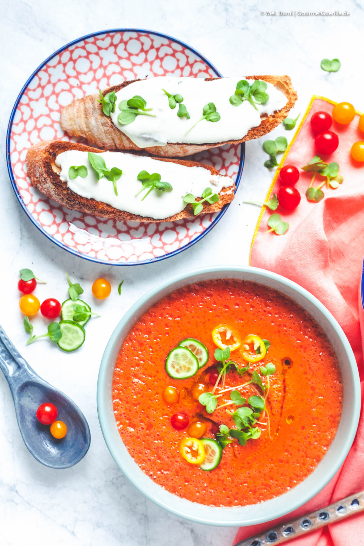 Erfrischendes Melonen-Tomaten-Süppchen mit Ziegenkäse-Crostini | GourmetGuerilla.de