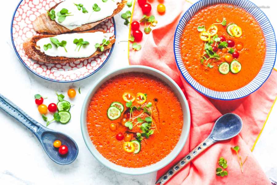 Erfrischendes Melonen-Tomaten-Süppchen mit Ziegenkäse-Crostini | GourmetGuerilla.de