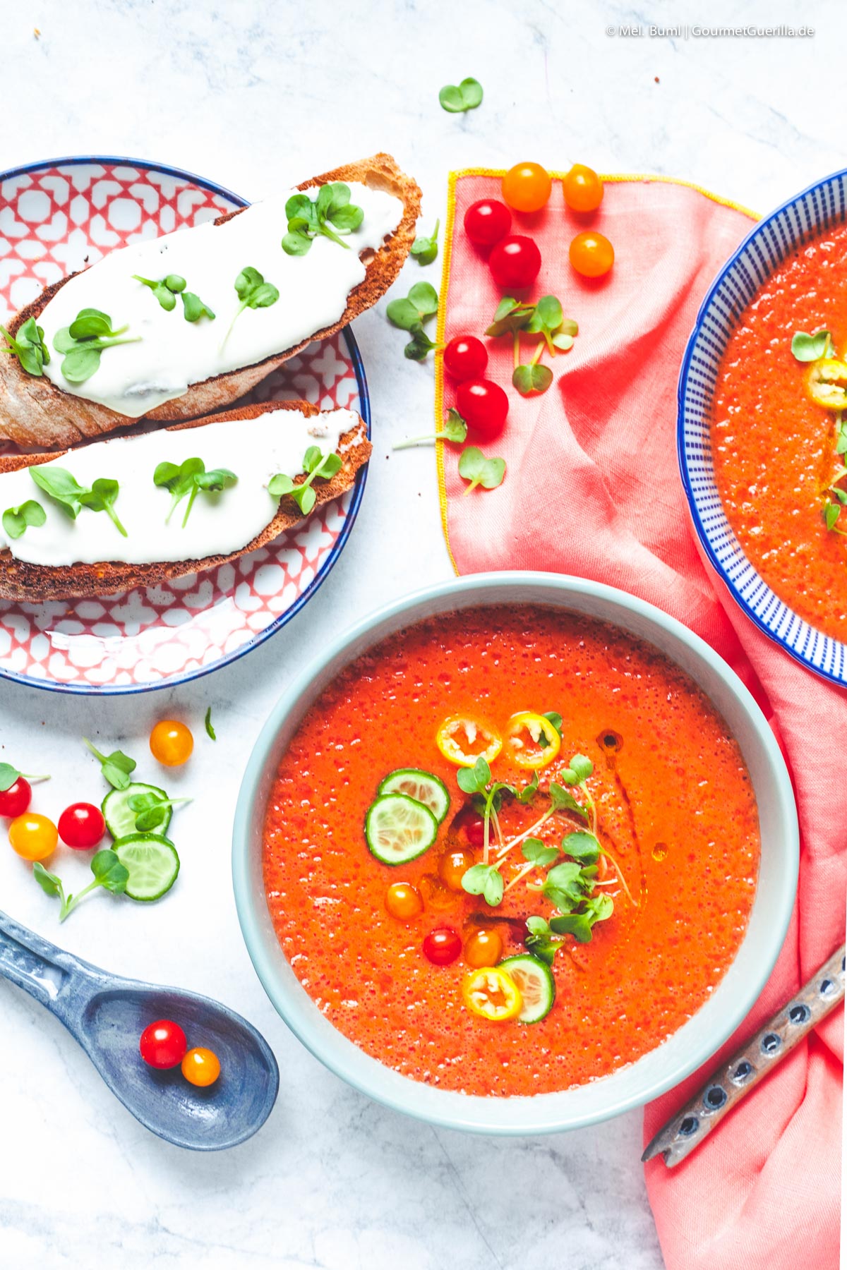 Erfrischendes Melonen-Tomaten-Süppchen mit Ziegenkäse-Crostini | GourmetGuerilla.de