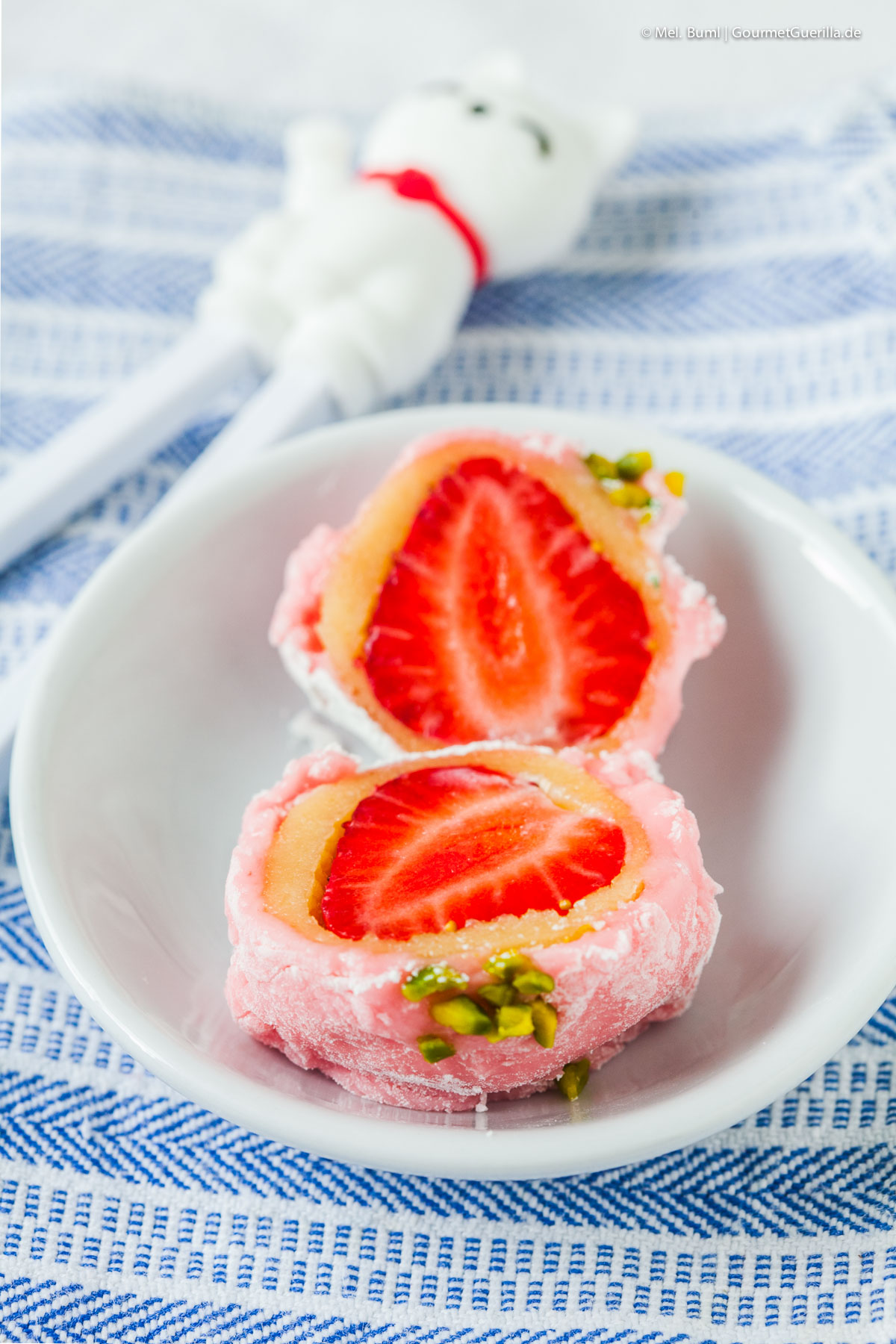 Rosa Daifuku mit Erdbeeren und Marzipan - japanisches Mochi-Konfekt | GourmetGuerilla.de