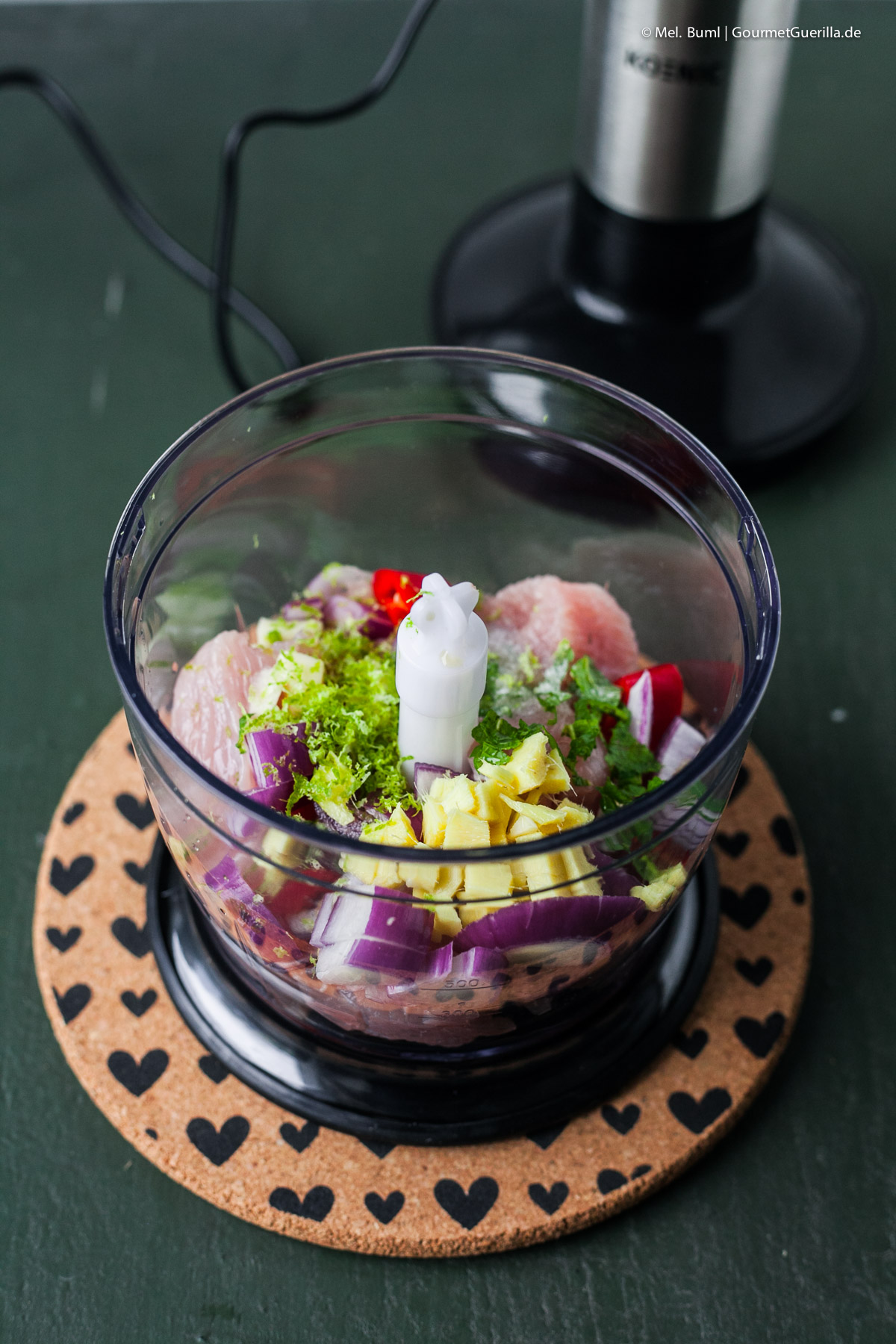 Hackfleisch selber machen für Sommerlicher Reisnudelsalat mit Asia-Pesto und Gefluegelhack-Baellchen | GourmetGuerilla.de