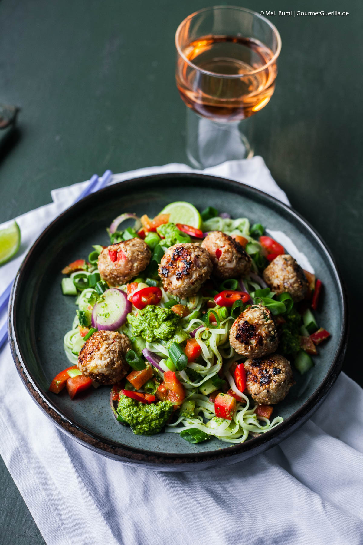 Sommerlicher Reisnudelsalat mit Asia-Pesto und Geflügelhack-Bällchen | GourmetGuerilla.de