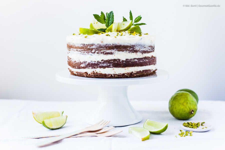 White Chocolate Mojito Naked Cake | GourmetGuerilla.de
