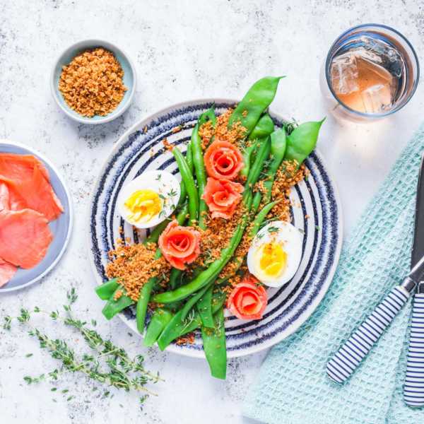 Frische grüne Bohnen mit Räucherlachs, Ei und scharfem Knusper-Panko | GourmetGuerilla.de