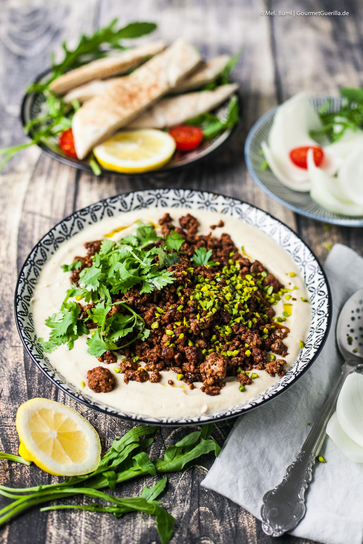 Hummus Jerusalem-Style mit pikantem Rinderhack und Pistazien | GourmetGuerilla.de