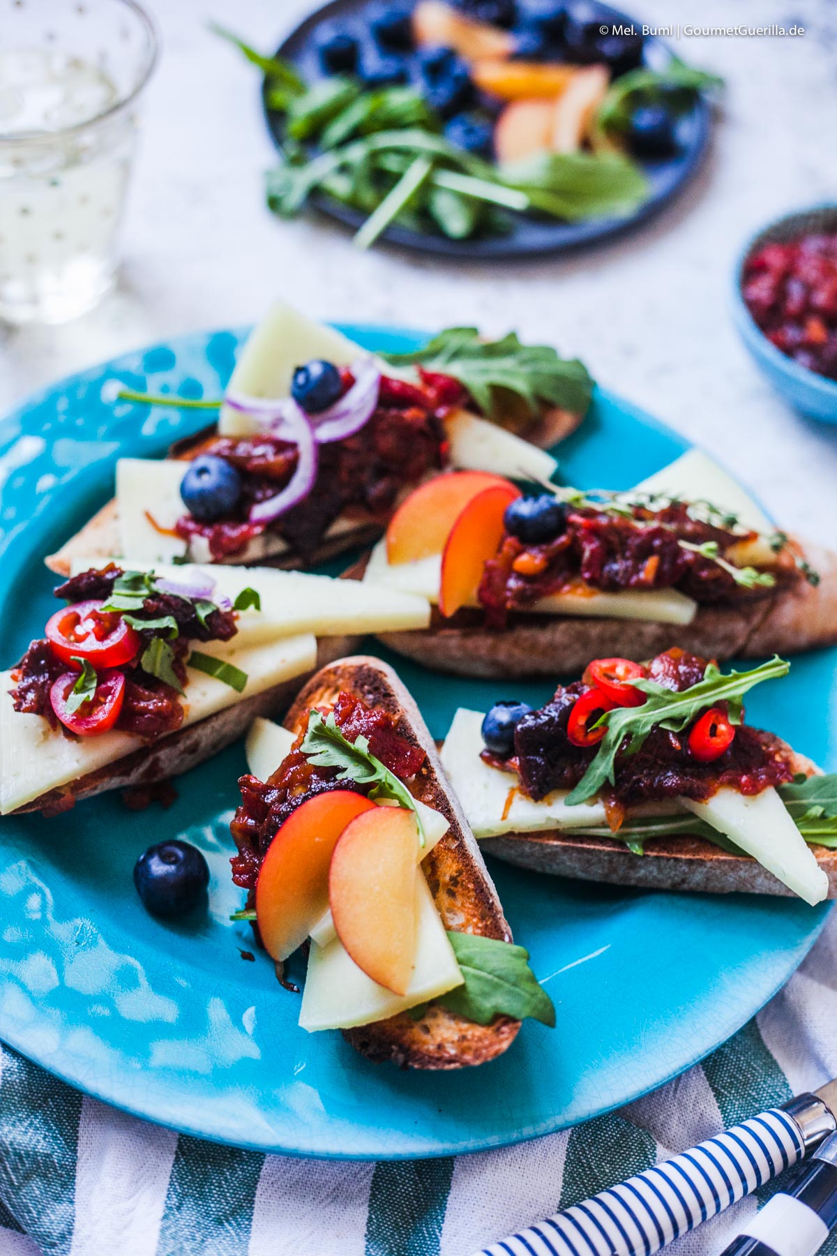 Käse-Crostini mit Manchego und pikantem Pflaumen-Tomaten-Chutney | GourmetGuerilla.de