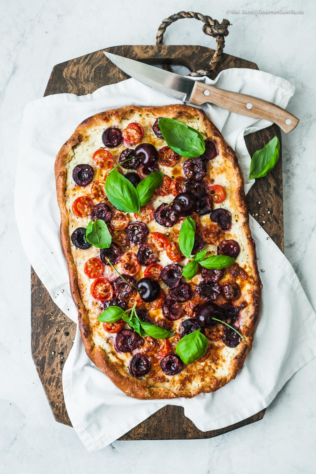 Schnelle Sommer-Pizza mit Kirschen, Tomaten und Pecorino | GourmetGuerilla.de