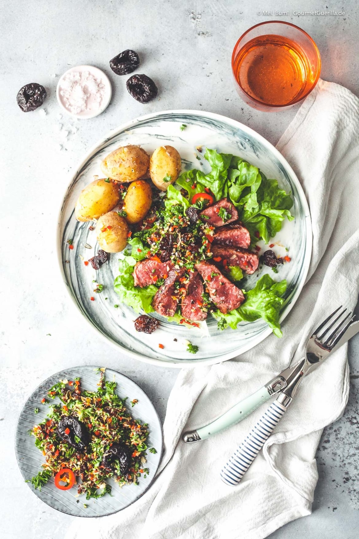 Tagliata mit Pflaumen- Rosmarin- Gremolata. Kurz gebratenes Steak mit ...