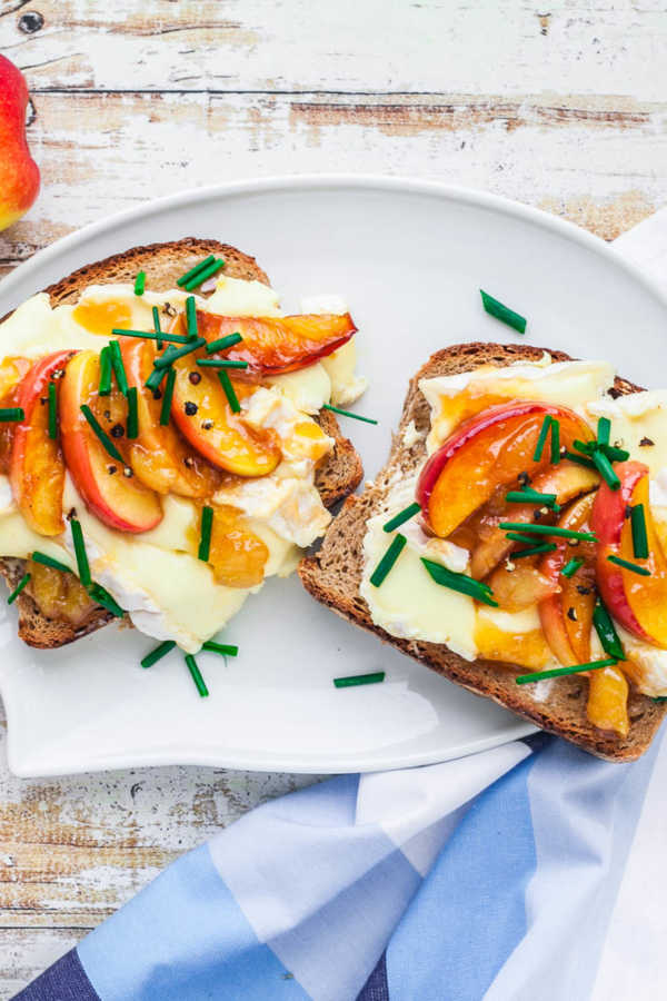 Feiste Stulle mit Camenbert, karamellisiertem Apfel und Mango-Chuntey | GourmetGuerilla.de