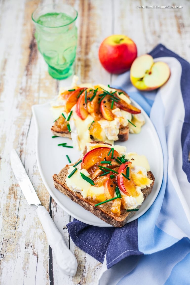 Feiste Stulle mit Camembert, karamellisiertem Apfel und MangoChutney