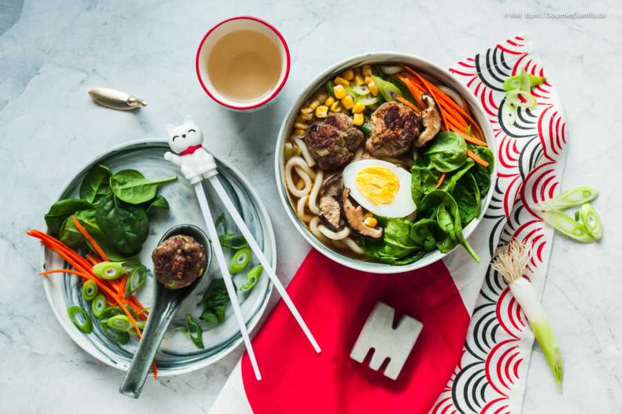 Schnelle japanische Ramen mit Fleischbällchen. Eine glücklich machende Nudel- Suppe für den Feierabend | GourmetGuerilla.de