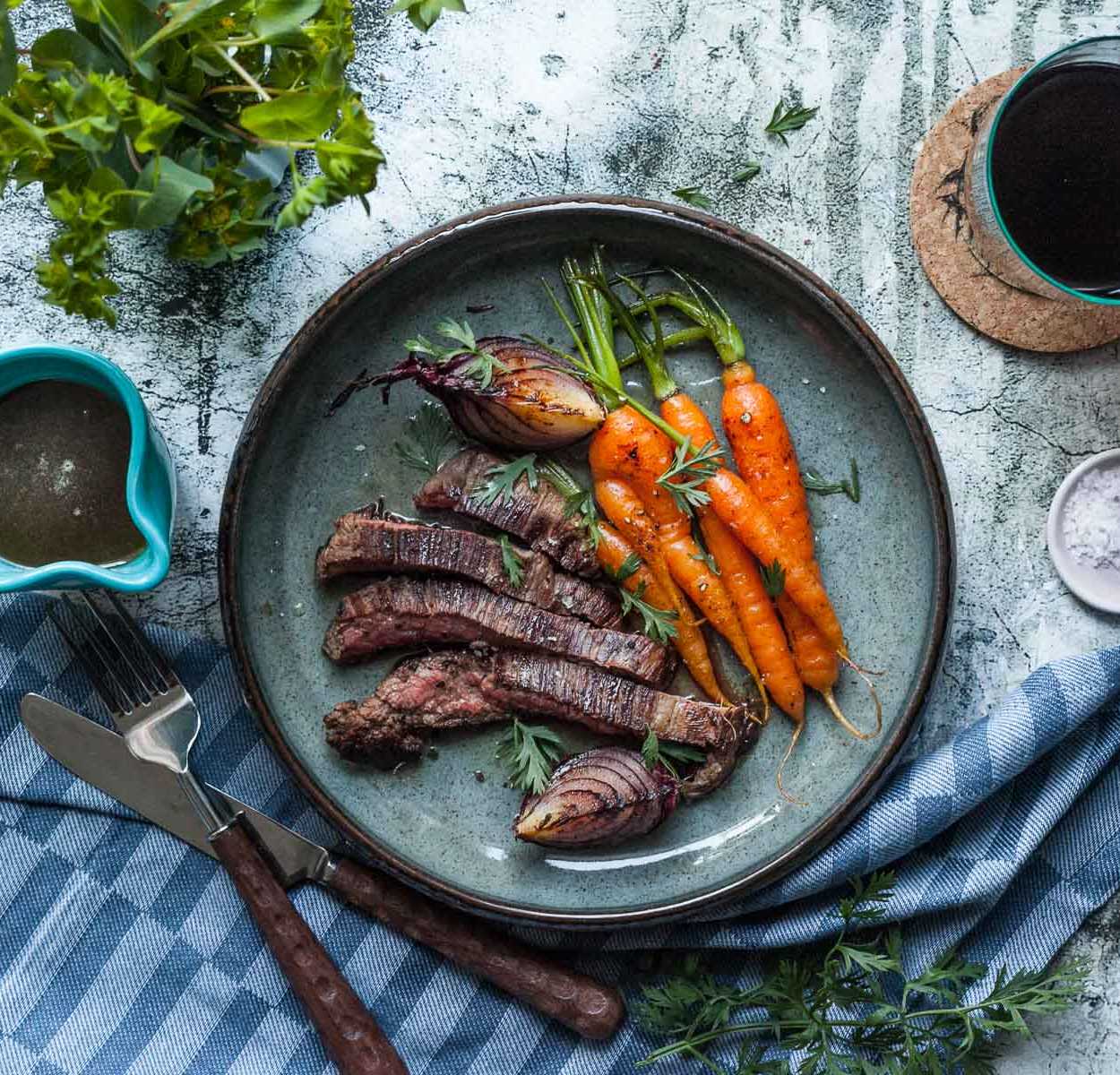 Irish Beef Flank Steak mit Whiskey- Honig- Soße und gebratenen Wurzeln ...