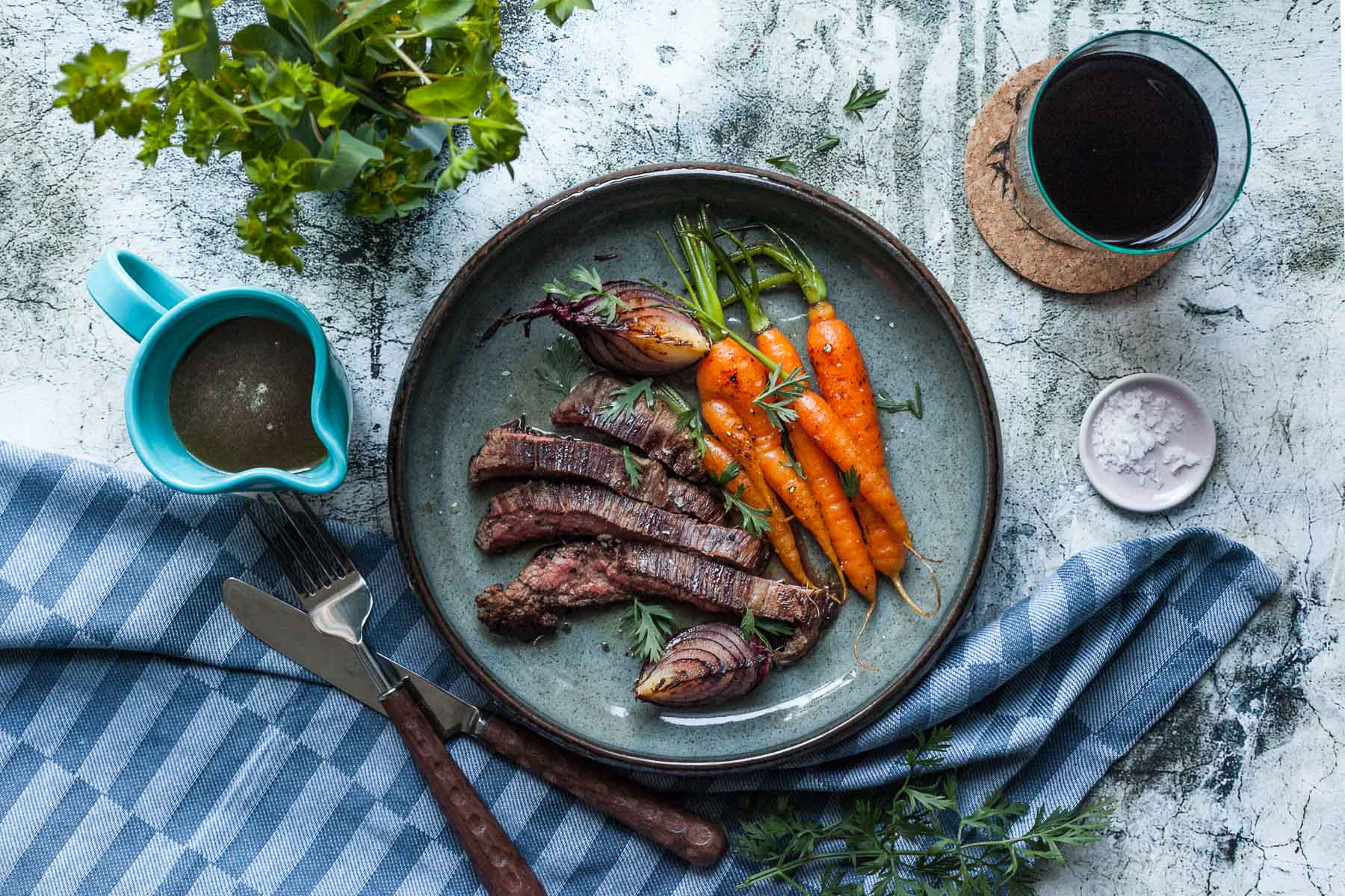 Irish Beef Flank Steak mit Whiskey- Honig- Soße und gebratenen Wurzeln ...