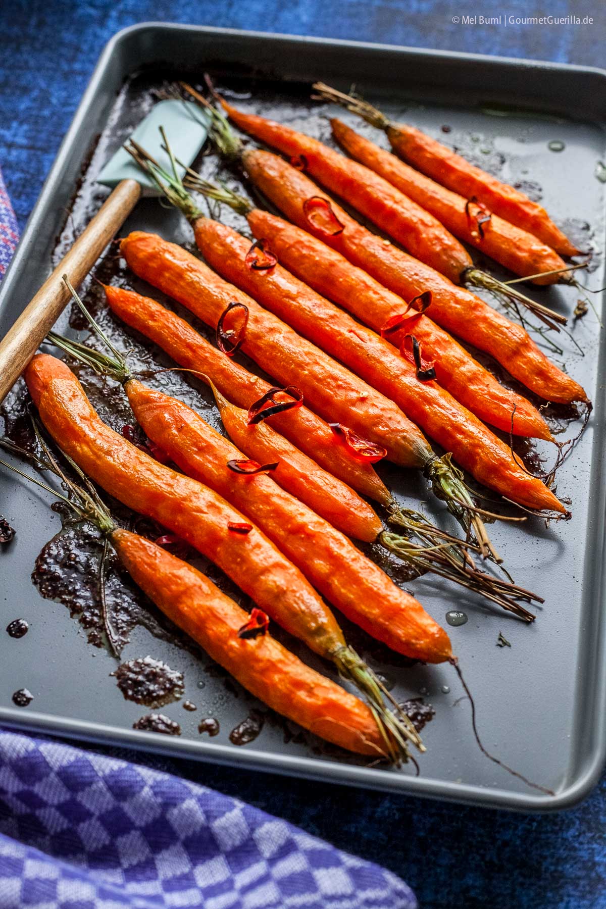 Karamell- Möhren aus dem Ofen mit Tahini und Granatapfel. Große Gemüse ...