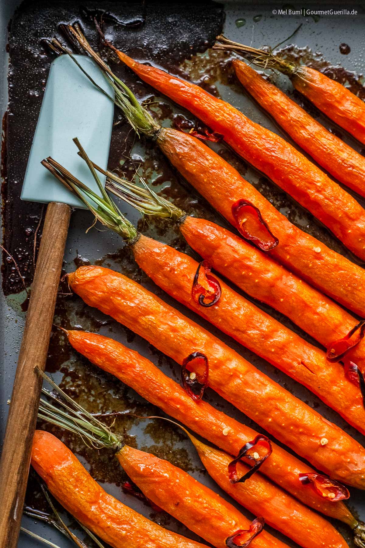 Karamell-Möhren aus dem Ofen mit Tahini und Granatapfel | GourmetGuerilla.de