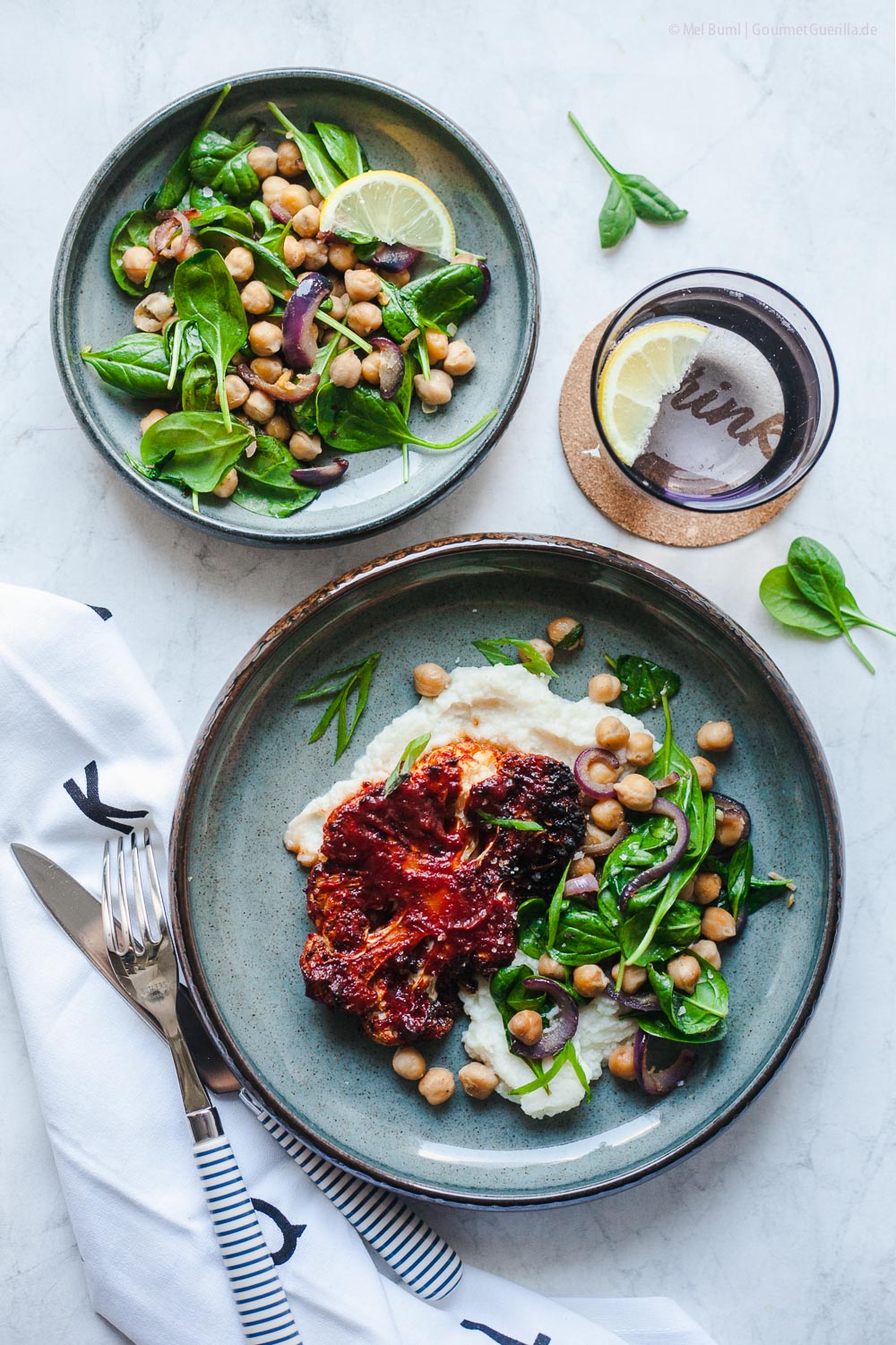 BBQ-Blumenkohlschnitzel mit lauwarmem Kichererbsen-Soinat-Salat aus der Heißluftfritteuese | GourmetGuerilla.de