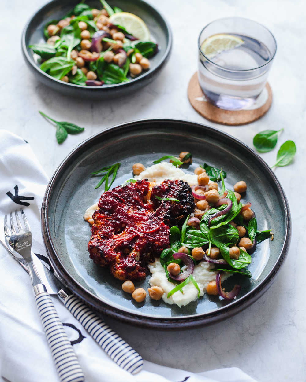 BBQ-Blumenkohlschnitzel mit lauwarmem Kichererbsen-Soinat-Salat aus der Heißluftfritteuese | GourmetGuerilla.de