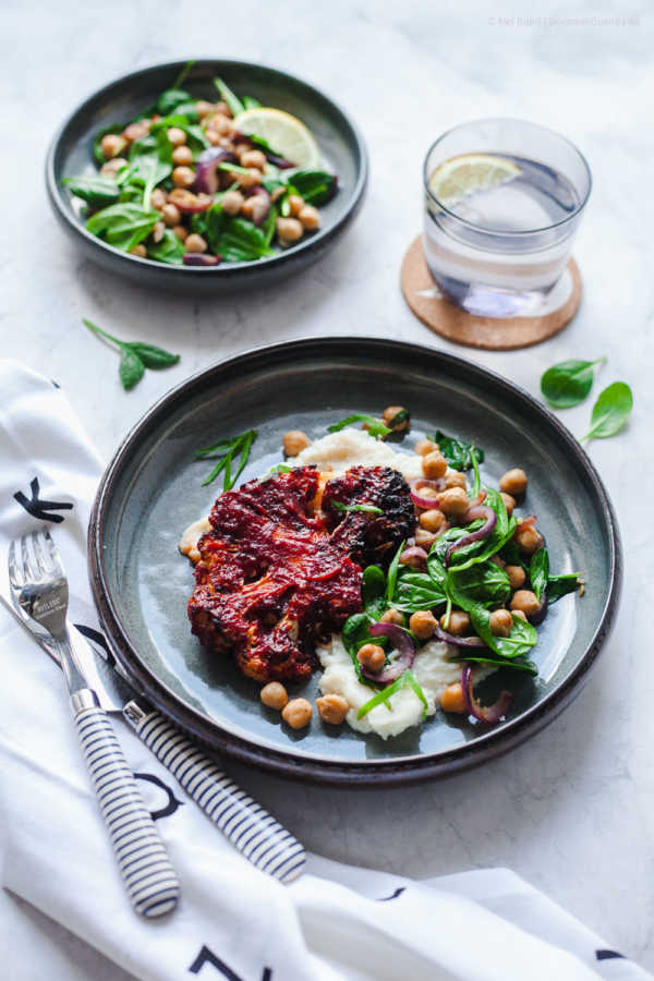 BBQ-Blumenkohlschnitzel mit lauwarmem Kichererbsen-Soinat-Salat aus der Heißluftfritteuese | GourmetGuerilla.de