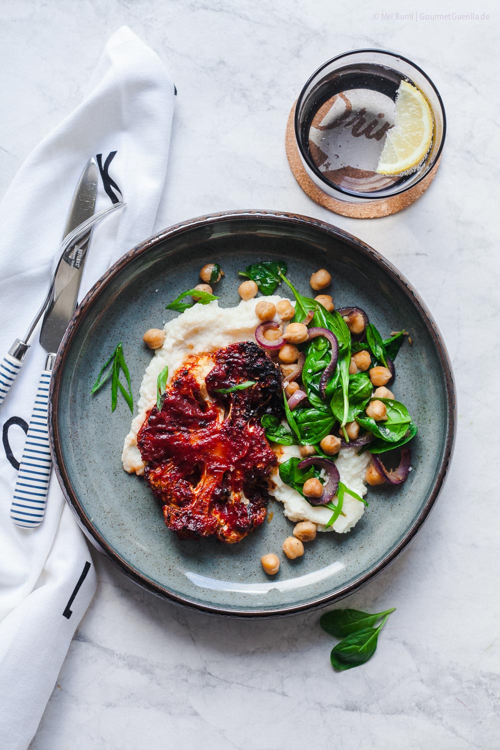 BBQ-Blumenkohlschnitzel mit lauwarmem Kichererbsen-Soinat-Salat aus der Heißluftfritteuese | GourmetGuerilla.de