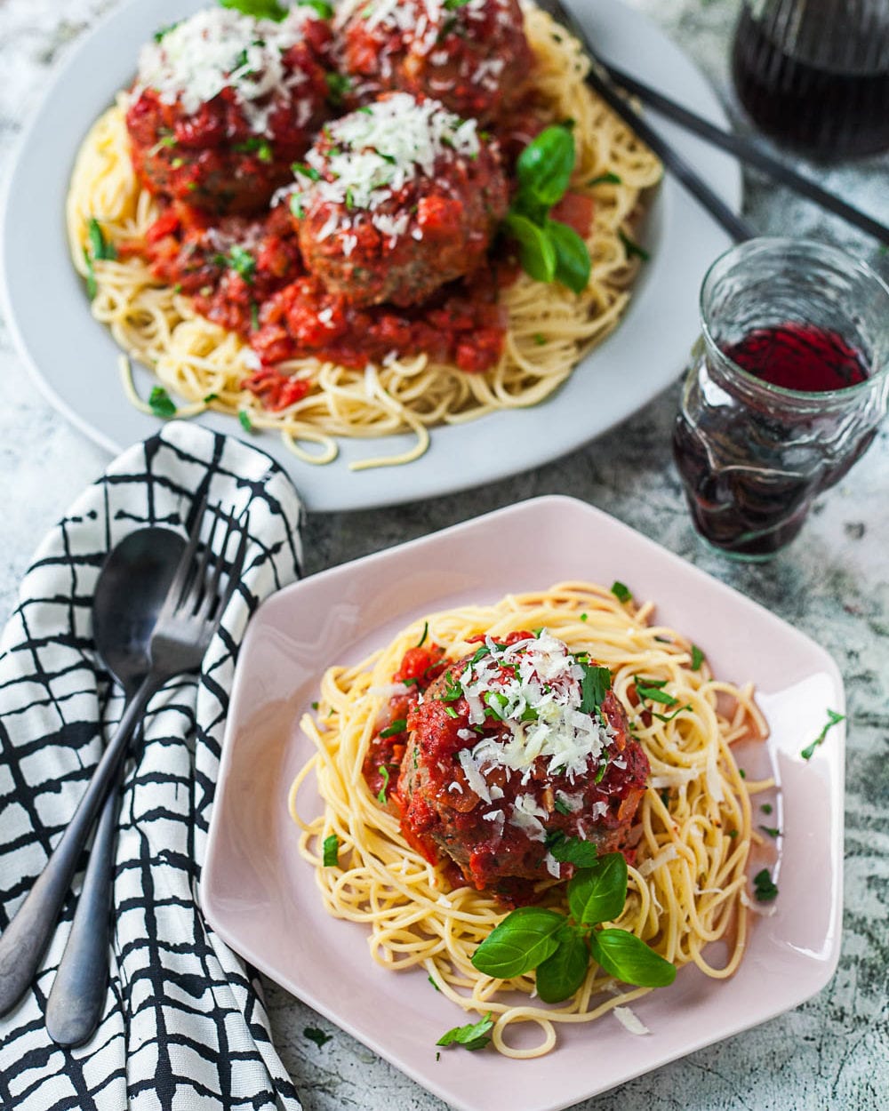 In Tomatensoße gebackene Riesen- Fleischbällchen mit Spaghetti | GourmetGuerilla.de
