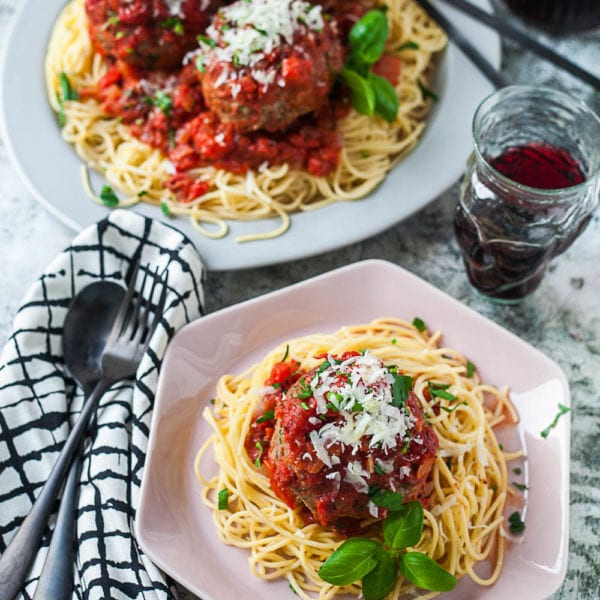 In Tomatensoße gebackene Riesen- Fleischbällchen mit Spaghetti | GourmetGuerilla.de