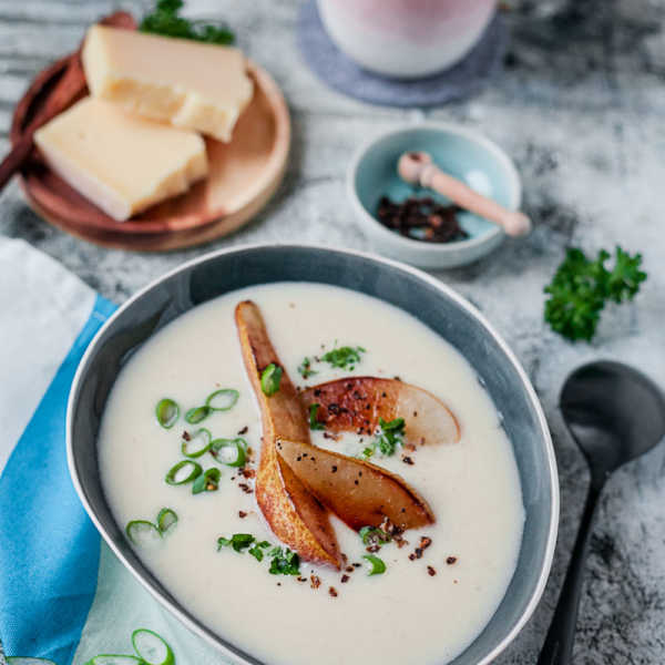 Schnelle Käsesuppe mit Bergkäse, gebratenen Birnen und Szechuanpfeffer unter 500 Kalorien | GourmetGuerilla.de