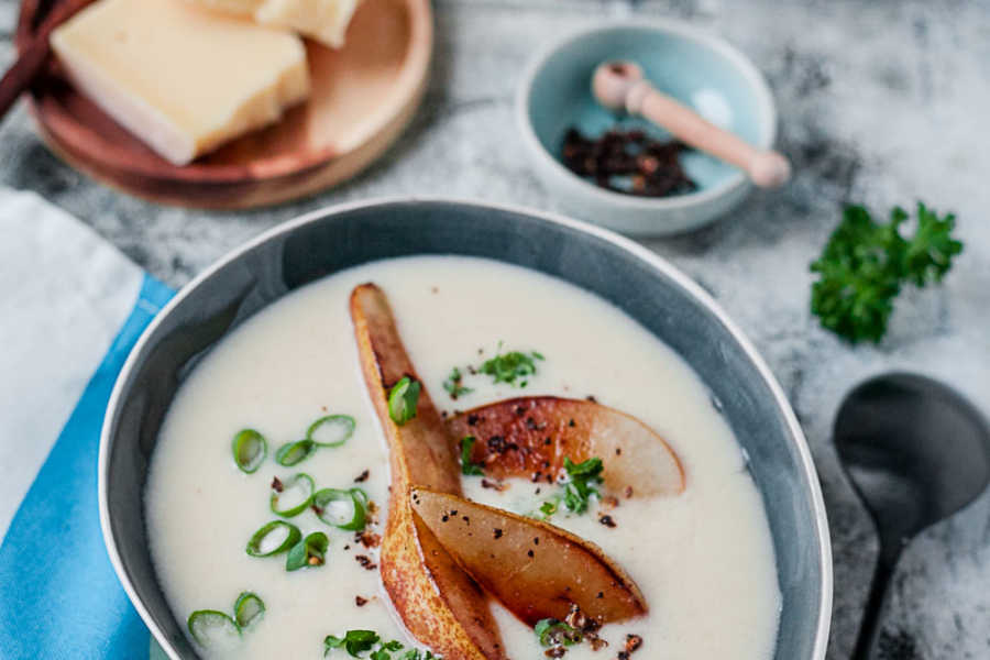 Schnelle Käsesuppe mit Bergkäse, gebratenen Birnen und Szechuanpfeffer unter 500 Kalorien | GourmetGuerilla.de