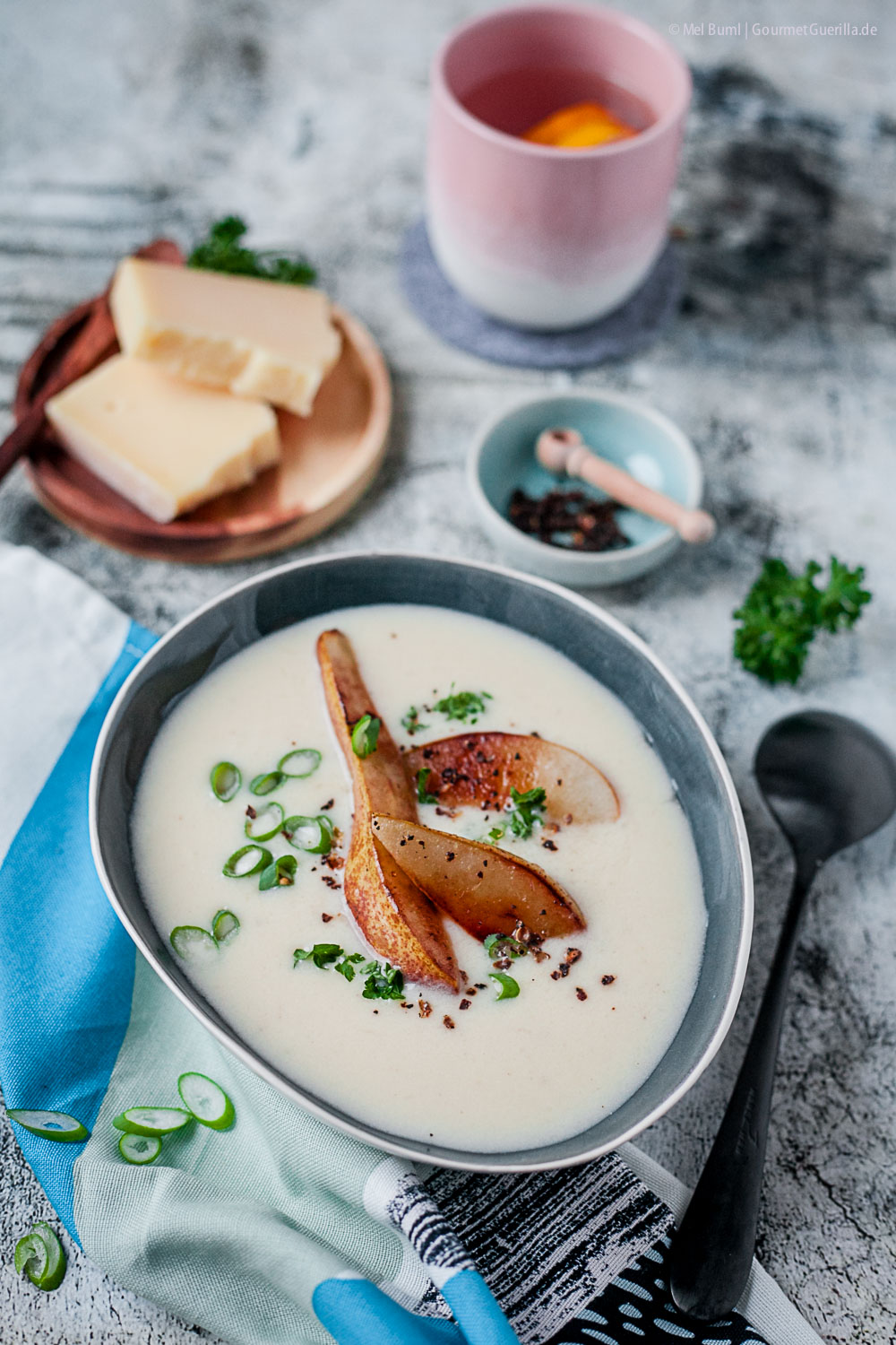 Schnelle Käsesuppe mit Bergkäse, gebratenen Birnen und Szechuanpfeffer ...