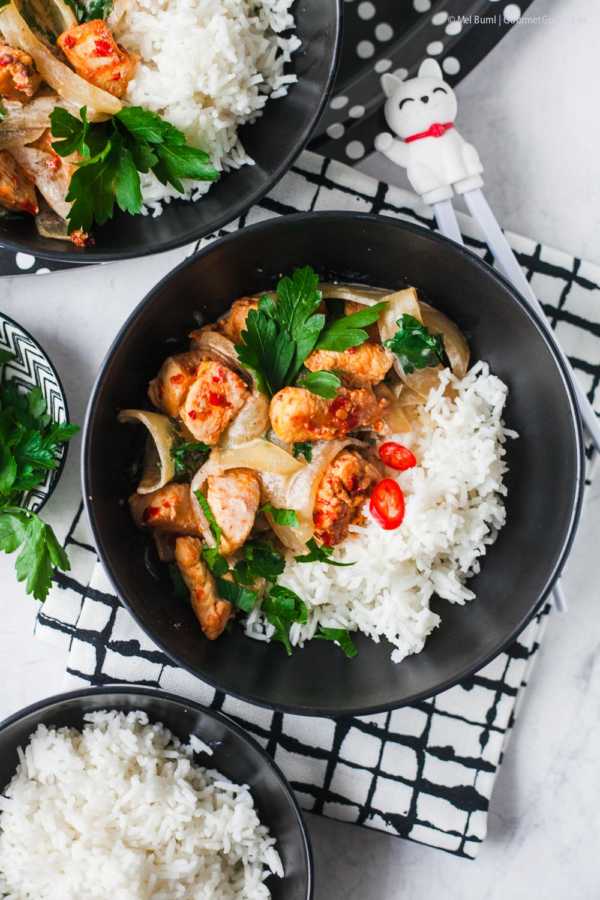 Schnelles Zwiebel-Sambal-Hühnchen mit Basmatireis unter 500 kcal | GourmetGuerilla.de