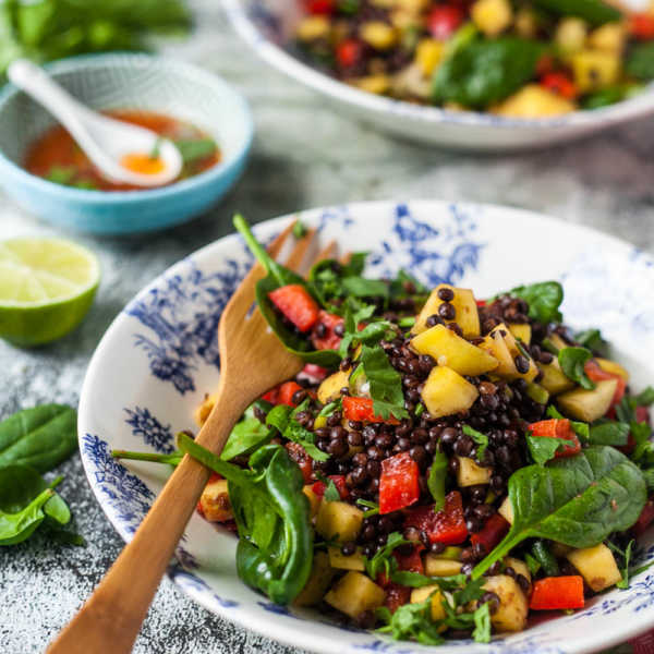 Veganer Mango- Belugalinsen- Salat mit Thai- Dressing – unter 500 Kalorien | GourmetGuerilla.de