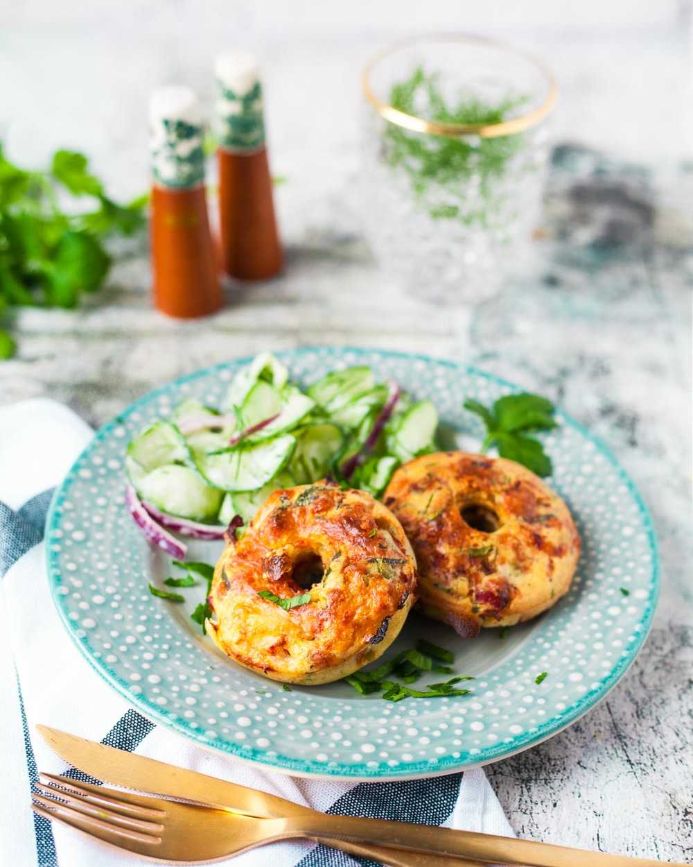 Herzhafte Apfelküchli aus dem Ofen mit Bauernkäse, Schinken und ... Herzhafte Apfelküchli aus dem Ofen mit Bauernkäse, Schinken und ...