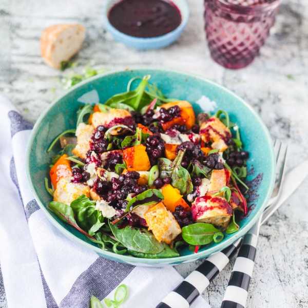 Kürbis- Brotsalat mit Roquefort und wildem Blaubeer-Dressing | GourmetGuerilla.de