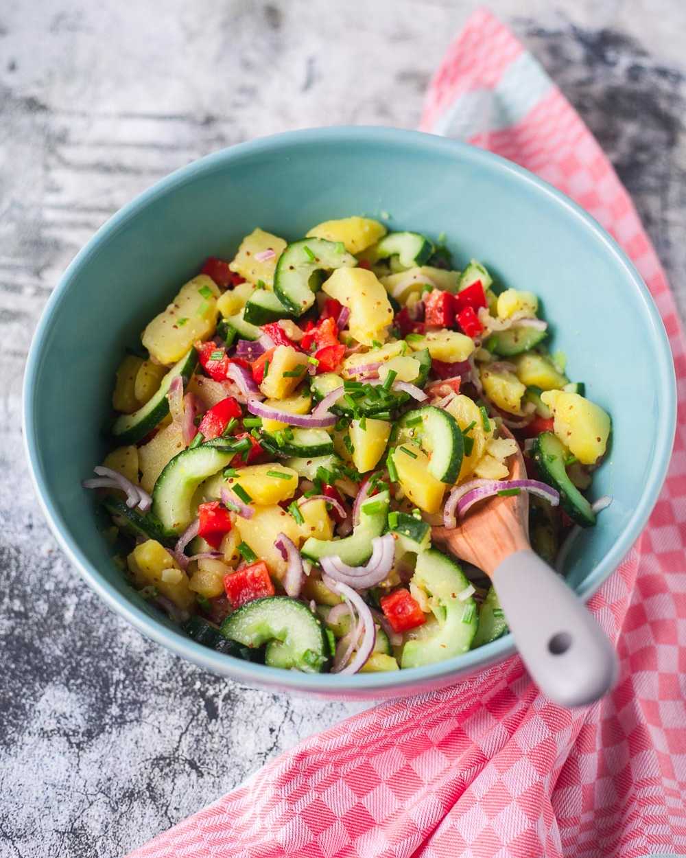 Bunter Kartoffelsalat mit Gurke und Paprika zum Steak oder Veggi-Bratling unter 500 Kalorien | GourmetGuerilla.de