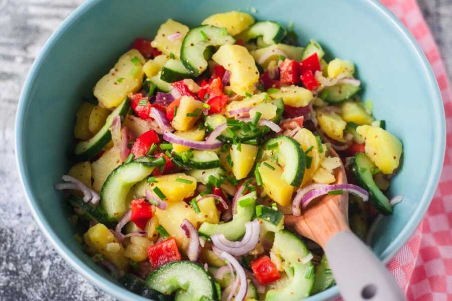 Bunter Kartoffelsalat mit Gurke und Paprika zum Steak oder Veggi-Bratling unter 500 Kalorien | GourmetGuerilla.de