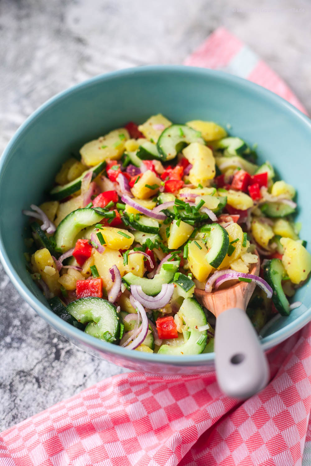 Bunter Kartoffelsalat mit Gurke und Paprika zum Steak oder Veggi-Bratling unter 500 Kalorien | GourmetGuerilla.de