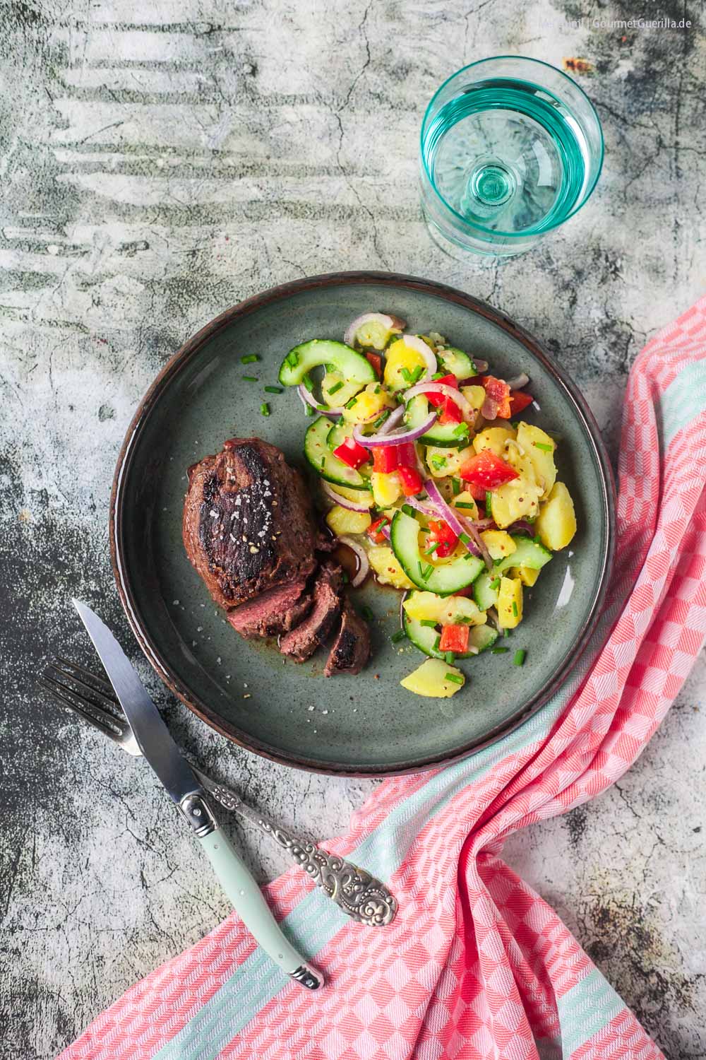 Bunter Kartoffelsalat mit Gurke und Paprika zum Steak oder Veggi-Bratling unter 500 Kalorien | GourmetGuerilla.de