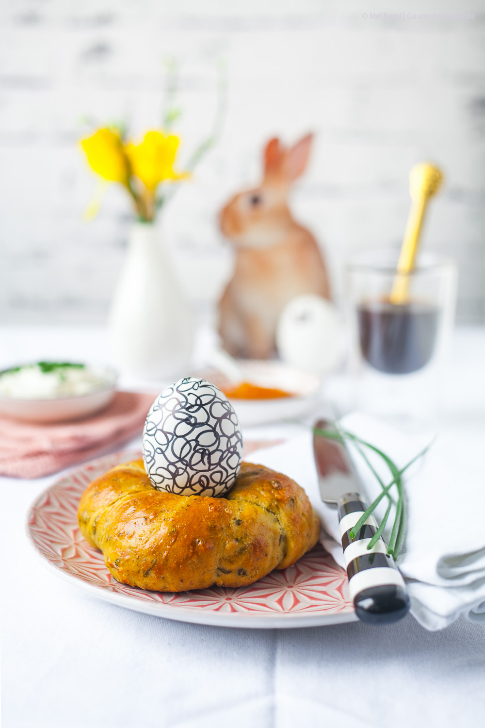 Herzhafte Pesto- Hefekränzchen mit buntem Oster-Ei essbares Nest für den Brunch | GourmetGuerilla.de