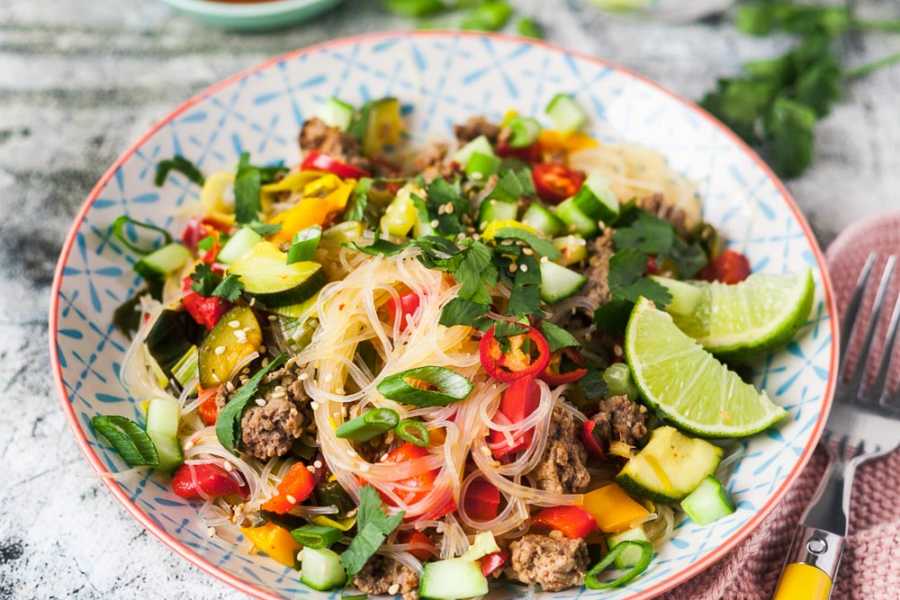 500 Kalorien Glasnudelsalat Thai-Style mit Rindfleisch und viel Gemüse | GourmetGuerilla.de