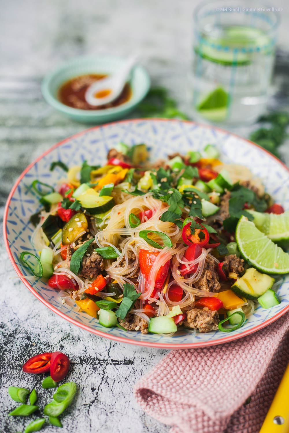 500 Kalorien Glasnudelsalat Thai-Style mit Rindfleisch und viel Gemüse | GourmetGuerilla.de