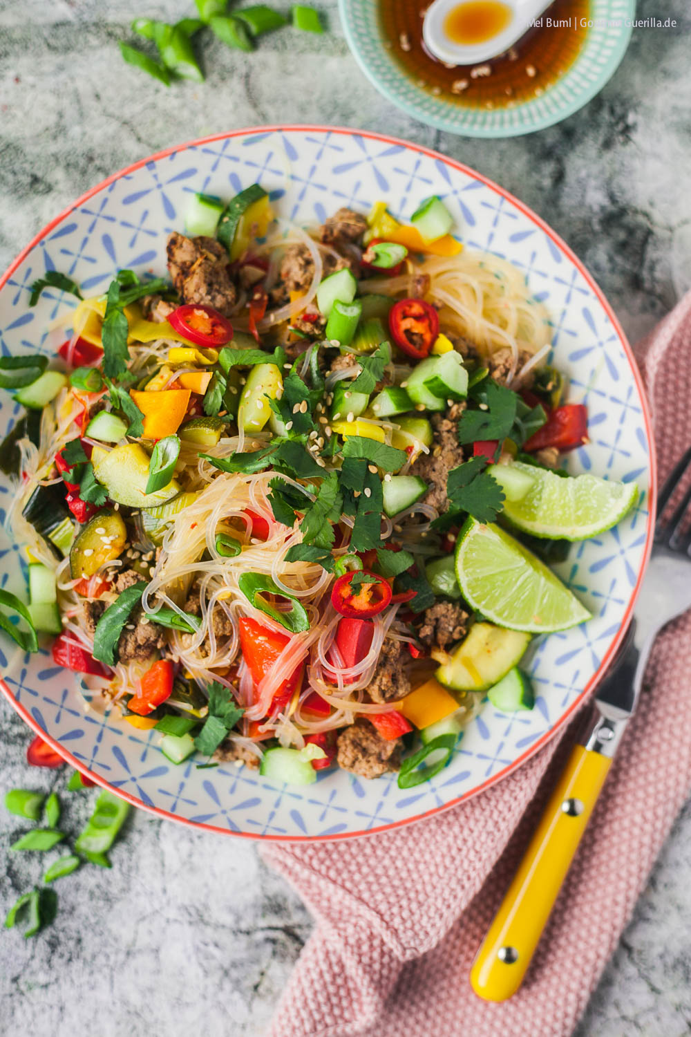 500 Kalorien Glasnudelsalat Thai-Style mit Rindfleisch und viel Gemüse | GourmetGuerilla.de