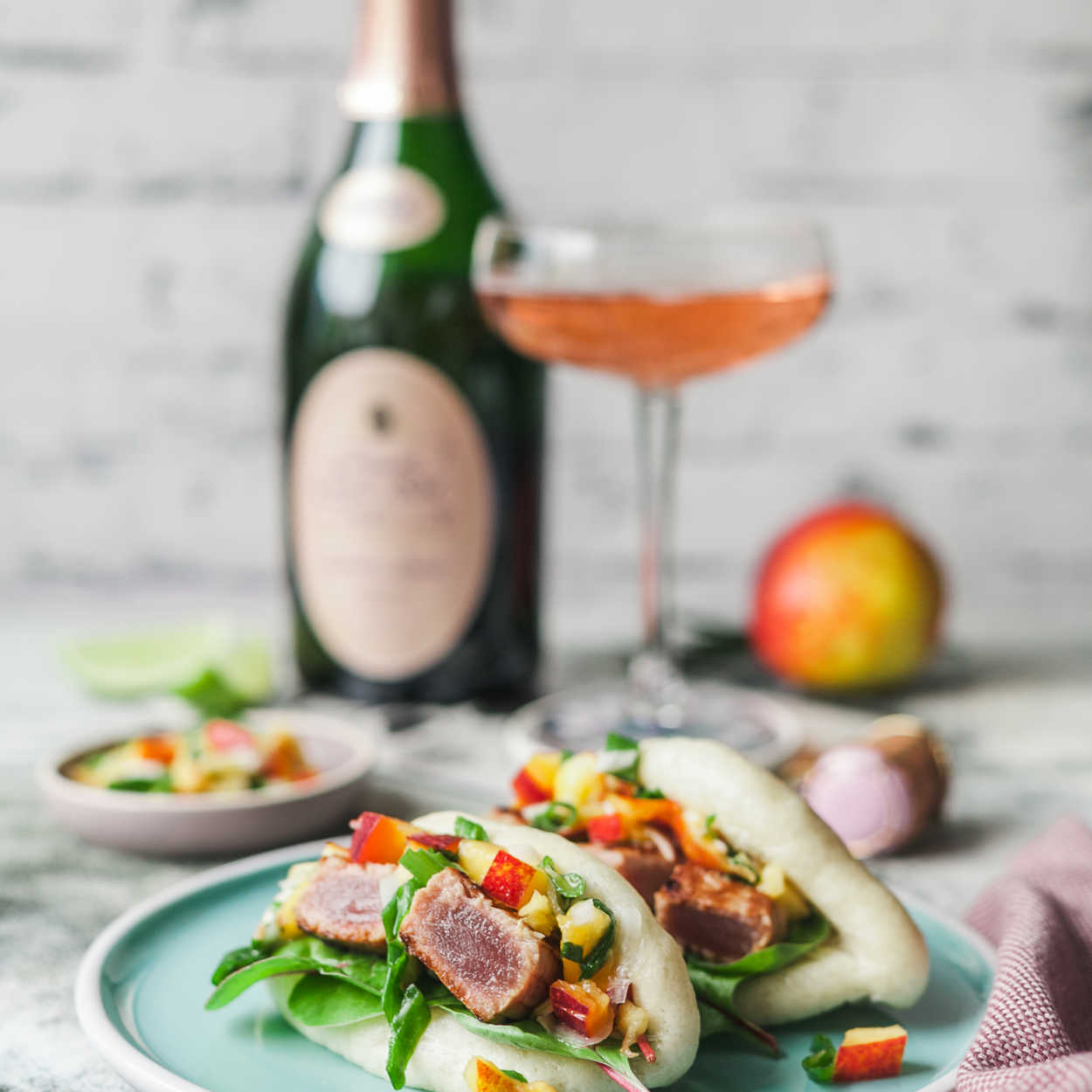 Bao Buns mit kurzgebratenem Thunfisch und Nektarinen-Rosmarin-Salsa | GourmetGuerilla.de