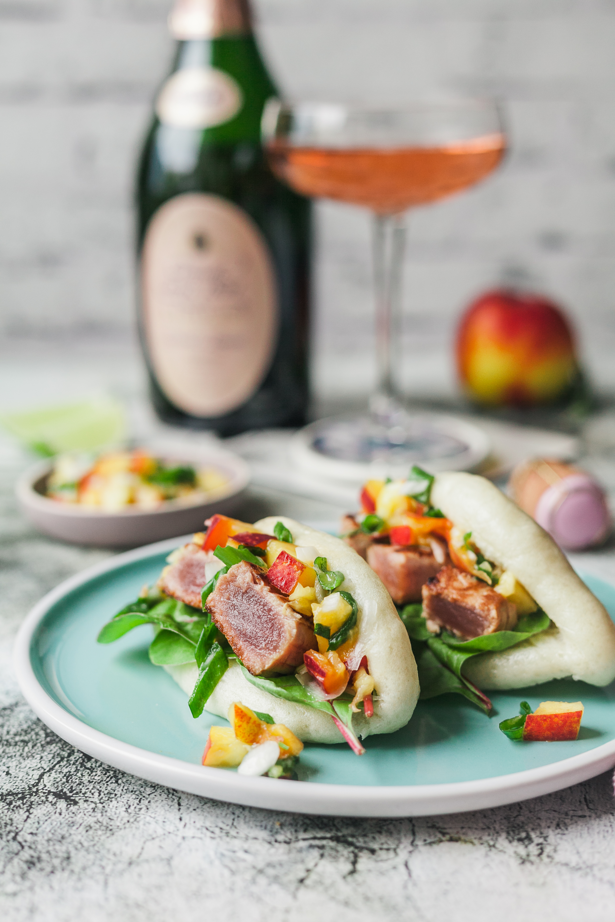 Bao Buns mit kurzgebratenem Thunfisch und Nektarinen-Rosmarin-Salsa | GourmetGuerilla.de